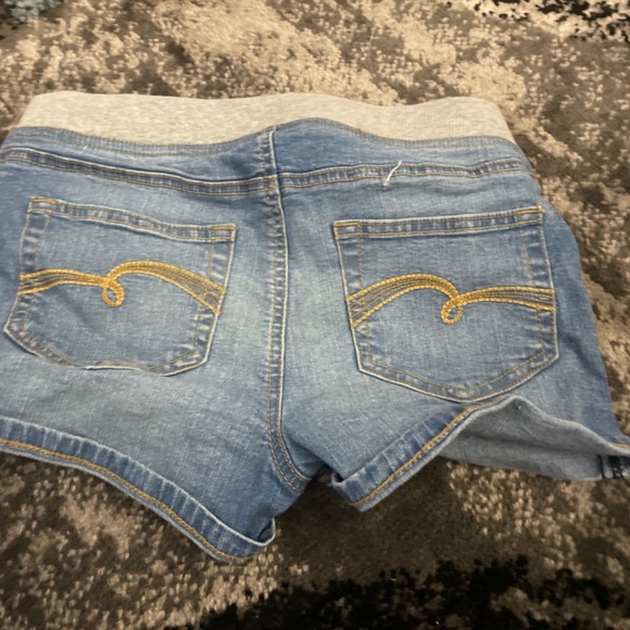 Shorts - Picture 2 of 4